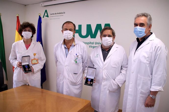 La Gerencia del Hospital Macarena, en el acto de reconocimiento a los doctores Ezequiel Barranco y Lucía Fernández.