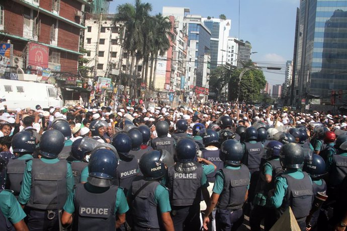 15 October 2021, Bangladesh, Dhaka: Muslims clash with police officers during a demonstration over demeaning of The Holy Quran in Dhaka. Protests began on October 13 after a footage emerged of a Quran being placed on the knee of a figure of a Hindu god 