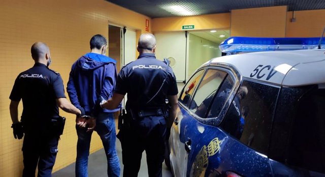 Detenido un hombre por robar y amenazar con una tijeras a las empleadas de una ferretería