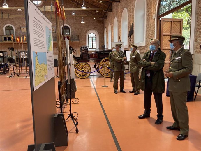 Igea, durante su visita a la exposición 'El Centenario de la gesta del Regimiento de Alcántara'.