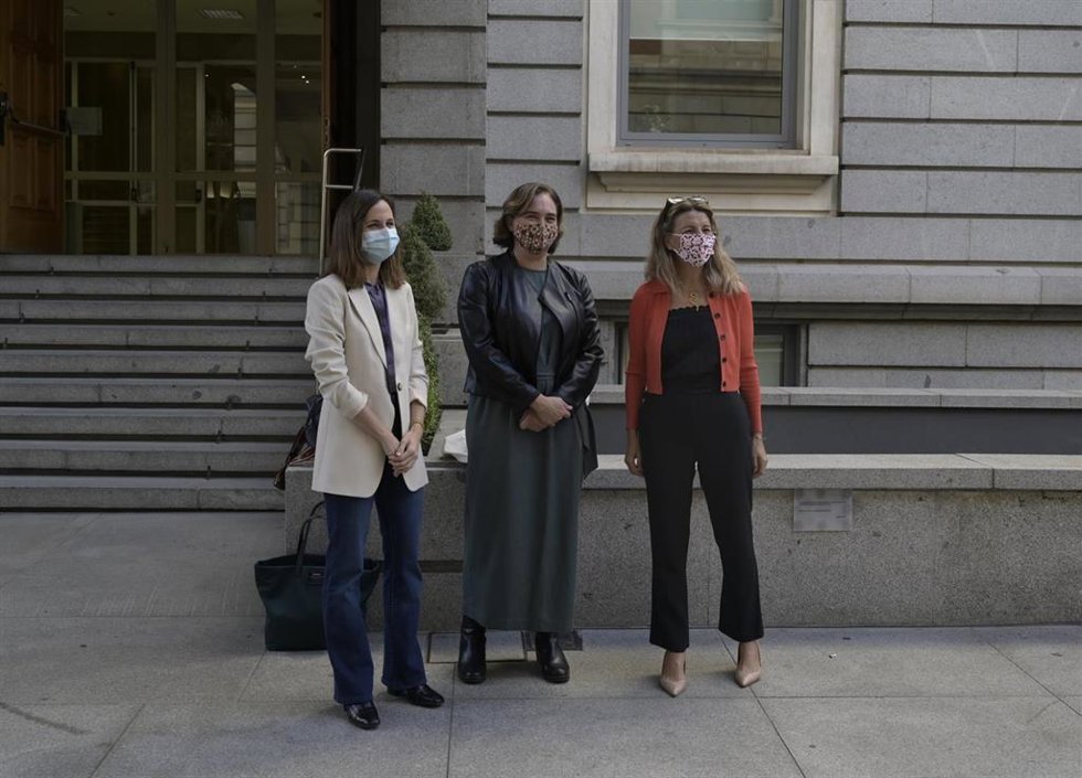 (I-D) La ministra de Derechos Sociales, Ione Belarra; la alcaldesa de Barcelona, Ada Colau; y la vicepresidenta de Trabajo y Economía Social, Yolanda Díaz, a su llegada a unas jornadas informativas sobre la futura ley de vivienda en el Congreso