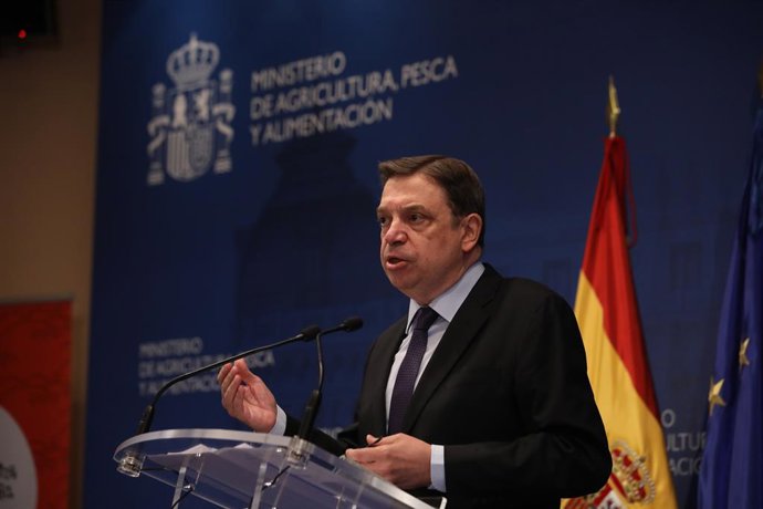 Archivo - El ministro de Agricultura, Pesca y Alimentación, Luis Planas ofrece una rueda de prensa en la sede del Ministerio, previa a la Conferencia Sectorial de Agricultura y Desarrollo Rural, en Madrid (España), a 23 de julio de 2020.