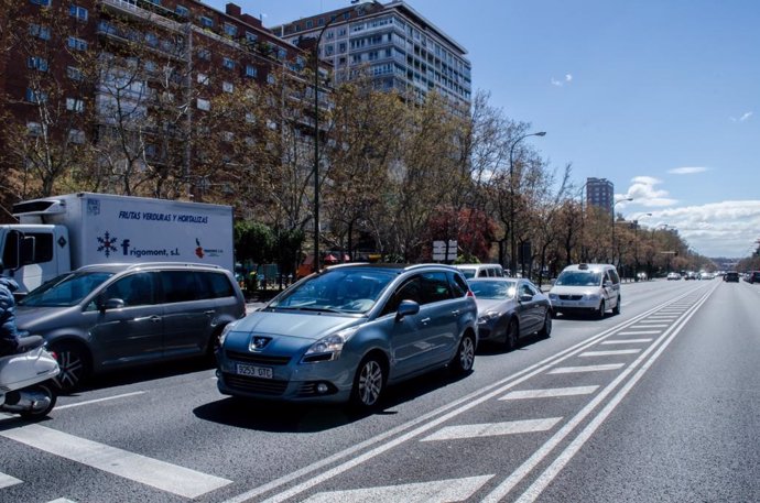 Archivo - Coches, tránsito, Castellana, tráfico, contaminación, Madrid.