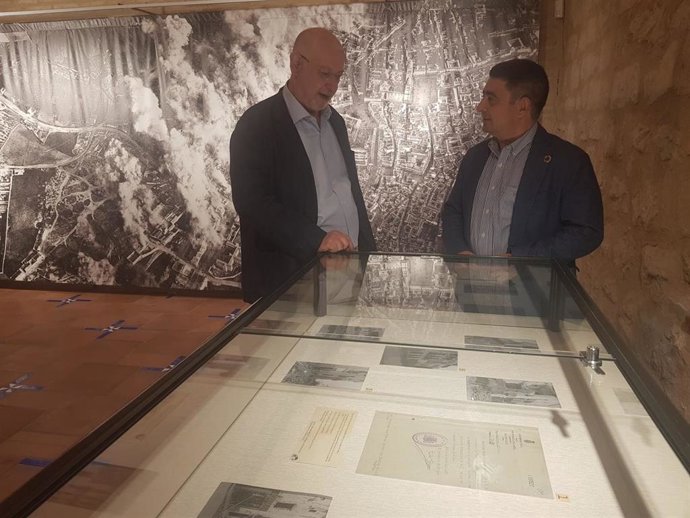 El presidente de la Diputación de Jaén, Francisco Reyes, en su visita a la exposición 'Testigos de la infamia. Patrimonio arquitectónico de la Guerra Civil y primer franquismo en la provincia de Jaén"