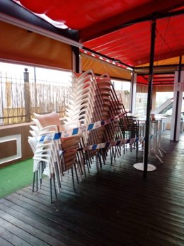 Archivo - Veladores precintados por la Policía Local, en una imagen de archivo.