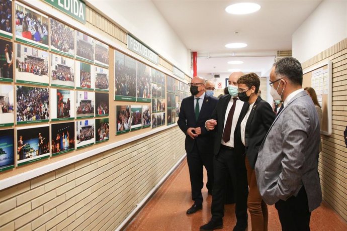 La presidenta Chivite visita el IES Navarro Villoslada en la apertura oficial del curso escolar.
