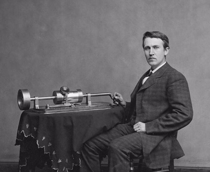 Thomas Alva Edison junto al fonógrafo (1878)