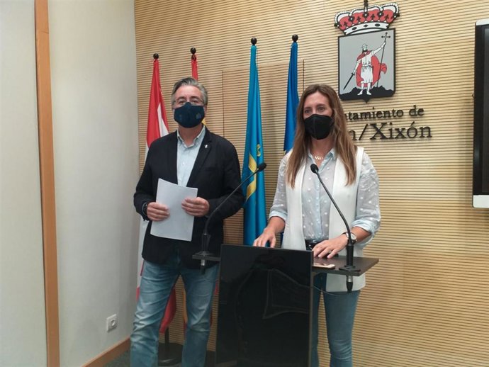 El residente PP de Gijón y diputado regional en la Junta General del Principado de Asturias, Pablo González, y la portavoz Grupo Municipal Popular  del Ayuntamiento de Gijón, Ángela Pumariega,  en rueda de prensa en el Consistorio gijonés