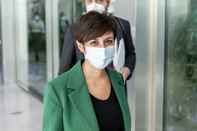 La ministra de Política Territorial y portavoz del Gobierno, Isabel Rodríguez, se dirige a una reunión de coordinación con los delegados del Gobierno en las CCAA y en las ciudades autónomas, en el Parador de Alcalá de Henares, a 7 de octubre de 2021, en