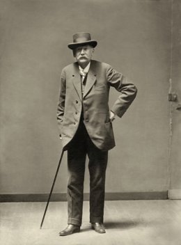 Fotografía de Benito Pérez Galdós en la exposición de Galdós en el laberinto de España en el Archivo General de la Región de Murcia.