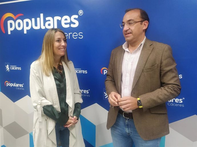 La concejala del PP en el Ayuntamiento de Cáceres María Guardiola y el portavoz municipal, Rafael Mateos