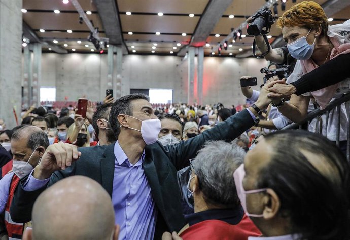 El presidente del Gobierno y secretario general del PSOE, Pedro Sánchez, saluda y da la mano a algunos asistentes y miembros del público, en la clausura del 40 Congreso Federal del partido.