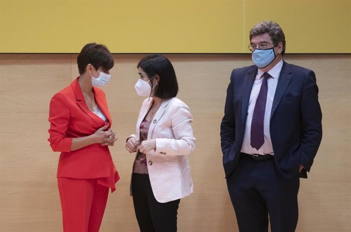 Archivo - (I-D) La nueva ministra Portavoz y de Política Territorial, Isabel Rodríguez; la ministra de Sanidad, Carolina Darias y el ministro de Inclusión , Seguridad Social y Migraciones, José Luis Escrivá, en el acto de traspaso de la cartera minister