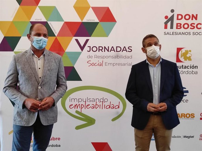 El delegado de Empleo en la Diputación de Córdoba, Miguel Ruz (izda.), y el director territorial de la Fundación Don Bosco Salesianos Social, Antonio Ruiz Herrera.