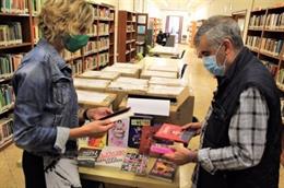 El Ayuntamiento de Castelló reparte libros con perspectiva LGTBI en institutos