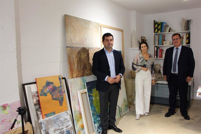 El delegado de Fiestas Mayores, Juan Carlos Cabrera, y el director de Fiestas Mayores, Carlos García Lara, en el taller de la artista María Tapia.