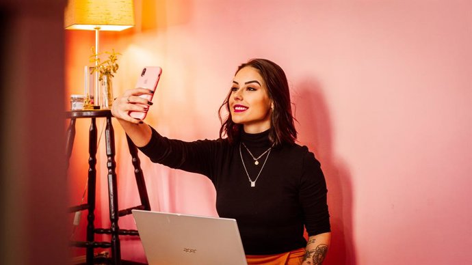 Influencer tomándose un selfi.
