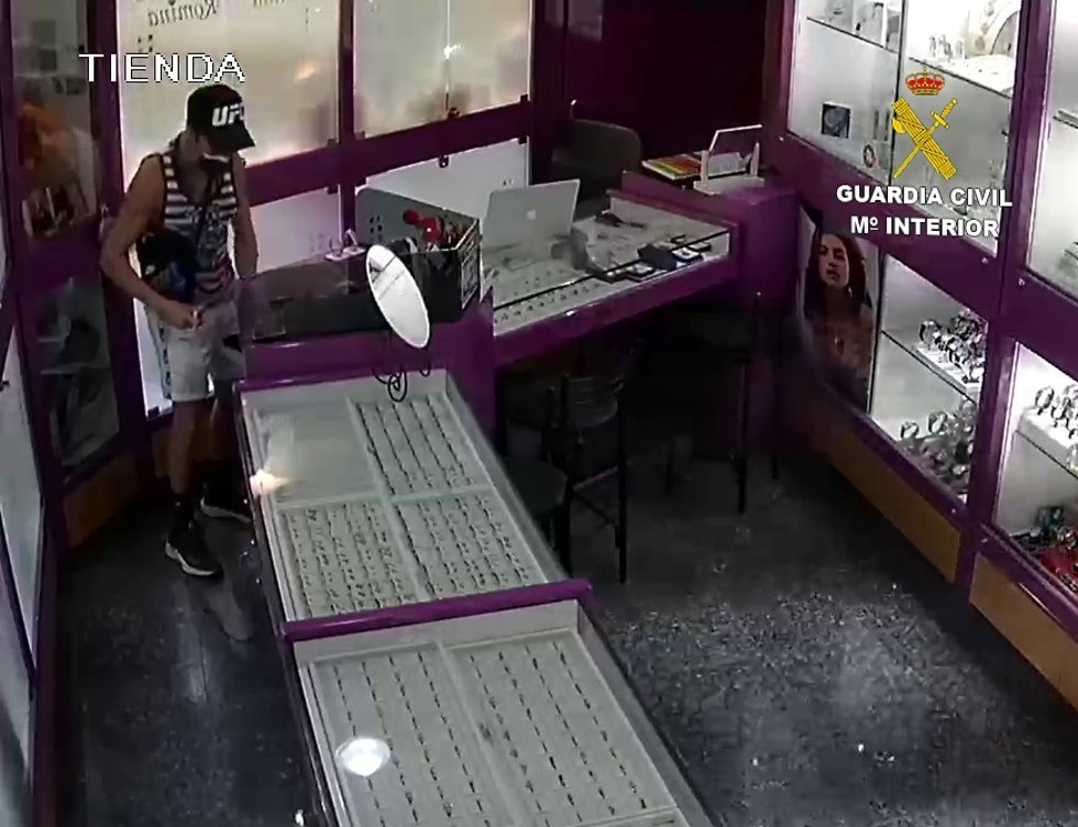Vídeo en el que se observa a una persona robando
