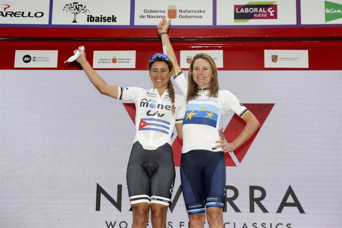 La ciclista cubana Arlenis Sierra (izquierda) correrá en 2022 en el Movistar Team y coincidirá con la neerlandesa Annemiek Van Vleuten (derecha)