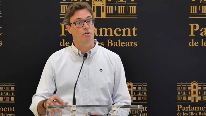 El portavoz del PP en el Parlament, Antoni Costa, en rueda de prensa.