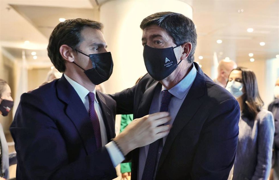 El ex presidente de Ciudadanos, Albert Rivera, y el vicepresidente y consejero de Turismo, Juan Marín, este lunes conversan a su llegada a un Foro Turismo organizado por Europa Press en el Hotel Eurostars Madrid Tower.