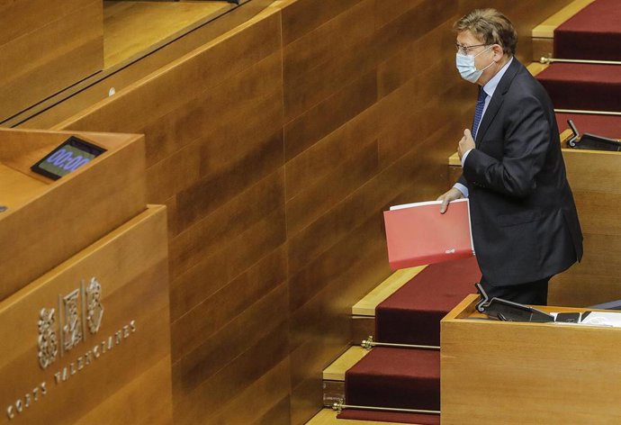 El 'president' de la Generalitat, Ximo Puig, sube al estrado para intervenir durante un pleno de Les Corts a 27 de septiembre de 2021