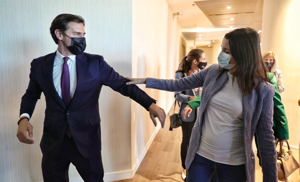 El ex presidente de Ciudadanos Albert Rivera y la líder de Cs, Inés Arrimadas, se saludan al reencontrarse en un Foro Turismo organizado por Europa Press en el Hotel Eurostars Madrid Tower, a 18 de octubre de 2021, en Madrid, (España).