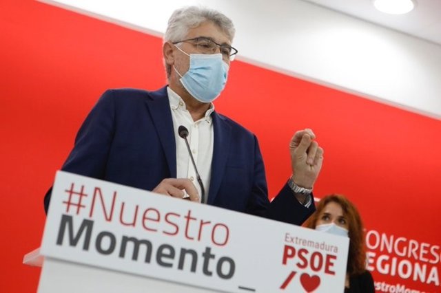 Los diputados extremeños del PSOE en el Congreso Valentín García y Belén Fernández en rueda de prensa en Mérida para valorar los PGE 2022