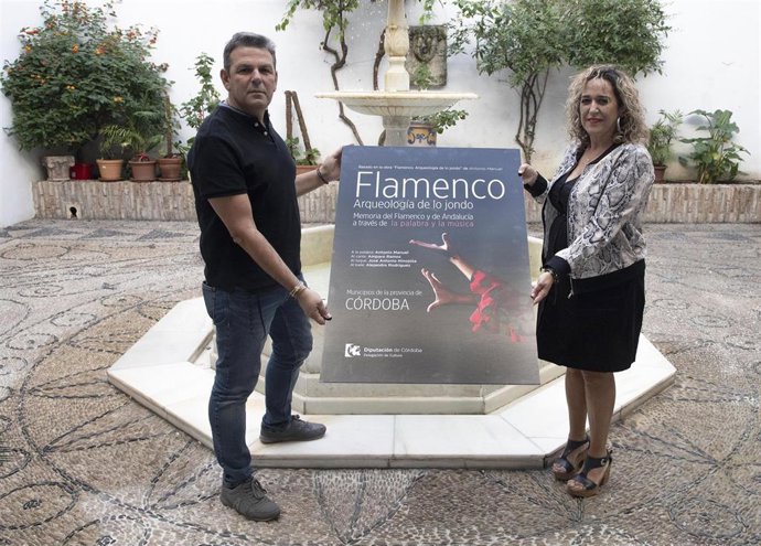 La delegada de Cultura de la Diputación de Córdoba, Salud Navajas, presenta el cartel de  'Flamenco. Arqueología de lo jondo'.