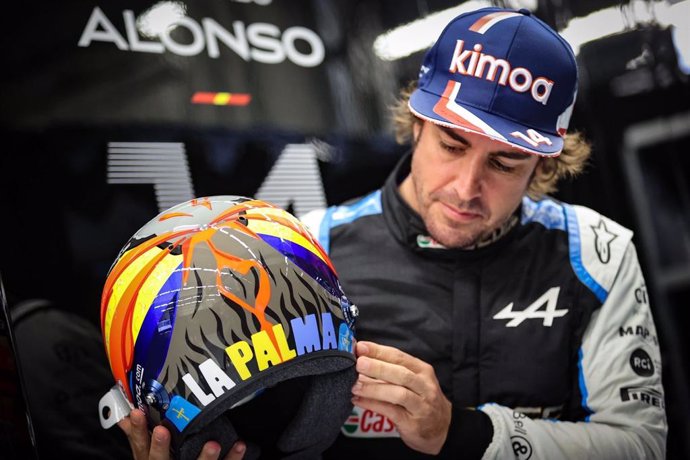 Archivo - Fernando Alonso con su nuevo casco