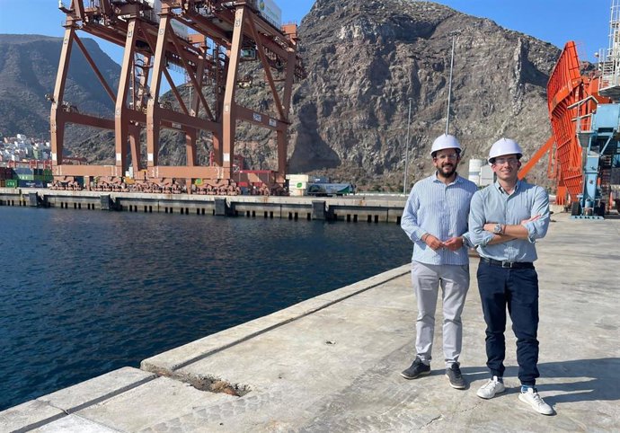 Diego Fabeiro y Pablo Alcón, de Capital Energy, en los astilleros canarios