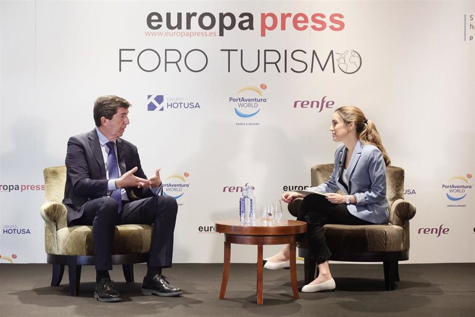 El vicepresidente y consejero de Turismo, Juan Marín, y la directora de Desarrollo de Negocio de Europa Press, Candelas Martín de Cabiedes, conversan en el Foro Turismo organizado por Europa Press en el Hotel Eurostars en Madrid.