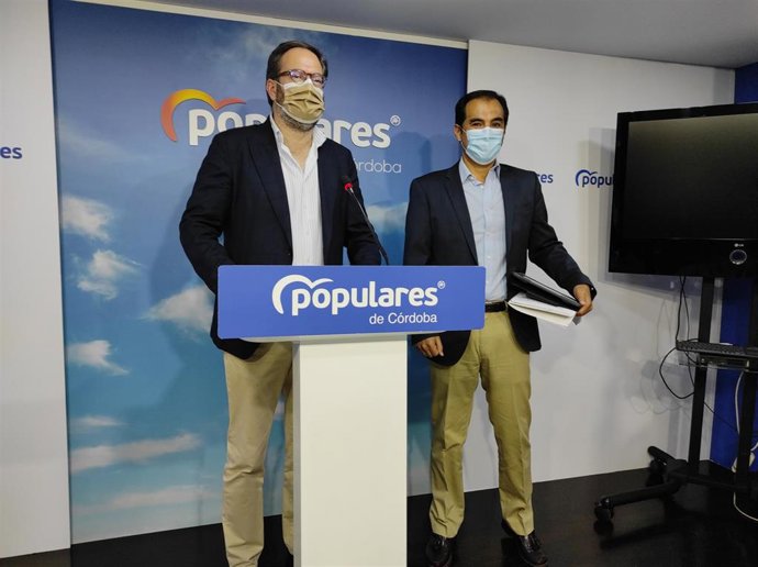 Adolfo Molina y José Antonio Nieto en la sede del PP de Córdoba.