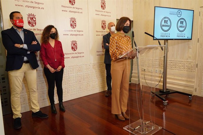 La diputada de Turismo, Magdalena Rodríguez, presenta las ayudas al sector.
