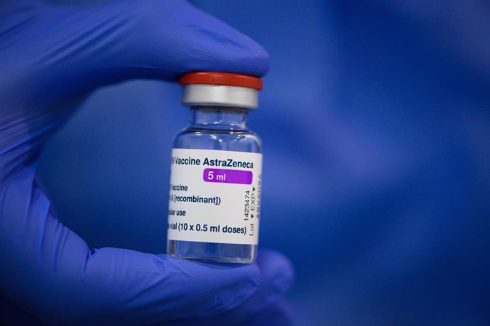 Archivo - 20 March 2021, Saxony, Dresden: An employee at the vaccination centre at Messe Dresden holds a vial of Astrazeneca's anti-corona vaccine in his hand.