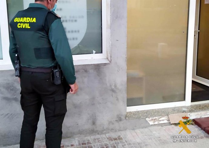 Agente inspecciona el lugar de uno de los robos en Castro Urdiales