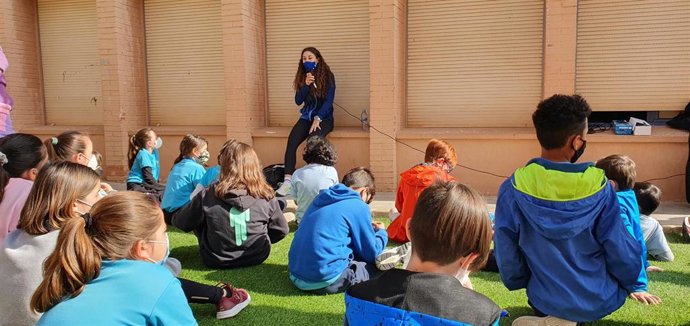 Imagen de archivo de un grupo de alumos y alumnas valencianos