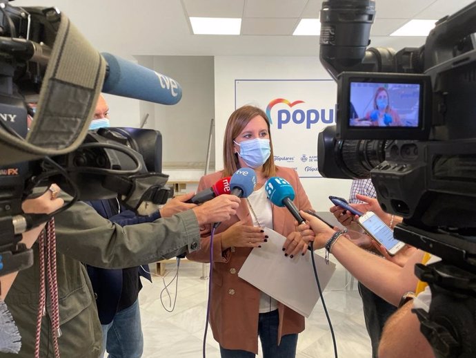 La portavoz del PP de Valncia, M José Catalá, atiende a los medios en el Ayuntamiento