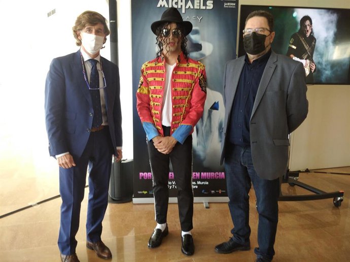 El director general del Instituto de las Industrias Culturales y las Artes (ICA), José Ramón Palazón, junto al protagonista e imitador de Michael Jackson, Ximo Jackson, y el productor del musical de tributo, Miguel Ángel Serrano.