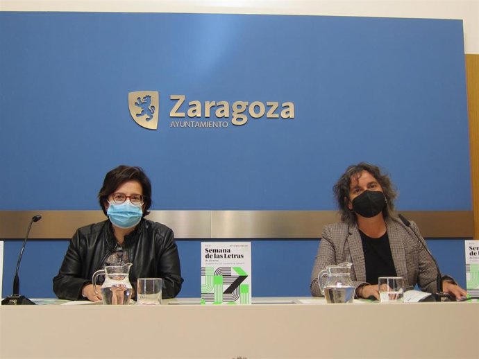 La concejal de ZeC, Luisa Broto, y la directora del Centro Cívico de Torrero, Ana Arnal