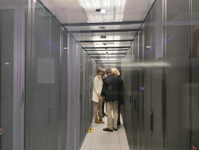 La consejera Maru Díaz visita el Centro de Proceso de Datos de Walqa.