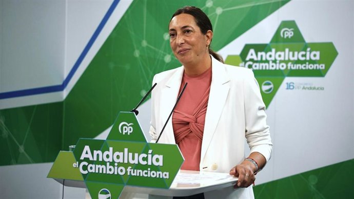 La secretaria general del PP-A, Loles López, en rueda de prensa.