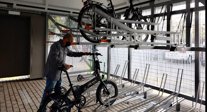 Un usuari al nou aparcament de bicis a Valldoreix (Barcelona)