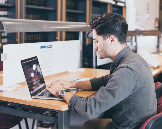 Archivo - Imagen de un estudiante de la UCAM