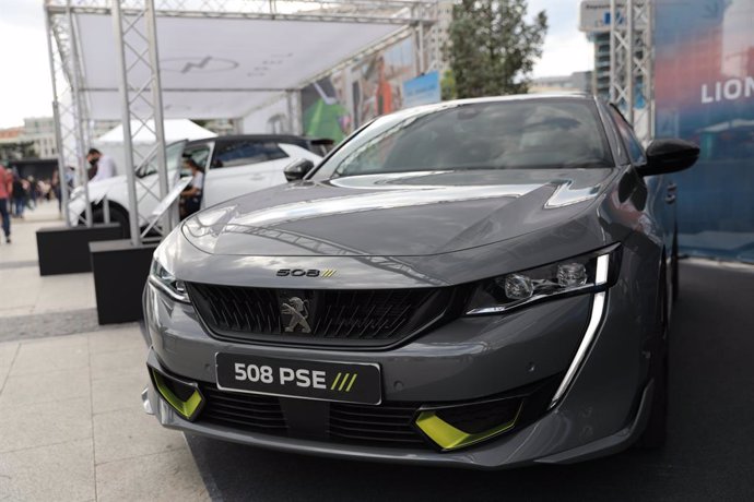 Archivo - El nuevo Peugeot 508 eléctrico, en la sexta edición de la Feria del Vehículo Eléctrico de Madrid 2021 (VEM), en la Plaza de Colón, a 17 de septiembre de 2021, en Madrid (España). 