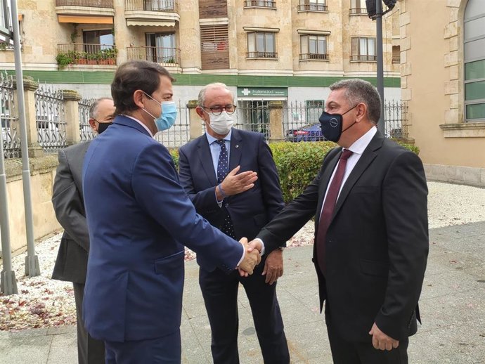 Fernández Mañueco saluda a representantes de la empresa Nissan a su llegada a Salamanca, donde la empresa automovilística ha firmado un acuerdo con el Museo de la Automoción de Salamanca.