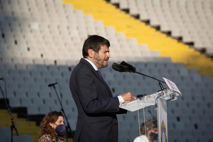 El quinto teniente de alcalde de Barcelona, Albert Batlle, interviene en el acto de bienvenida de la nueva promoción de agentes de la Guardia Urbana, en el Estadio Olímpico, a 14 de octubre de 2021, en Barcelona, Catalunya (España).