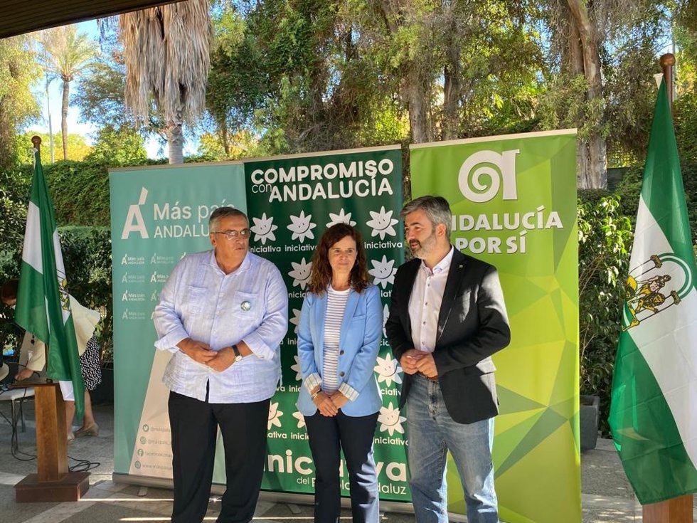 De izquierda a derecha, el responsable de Coordinadora de Iniciativa del Pueblo Andaluz en Sevilla, José Antonio Jiménez; la líder de Más País por Andalucía, Esperanza Gómez, y el coordinador nacional de Andalucía Por Sí, Modesto González.