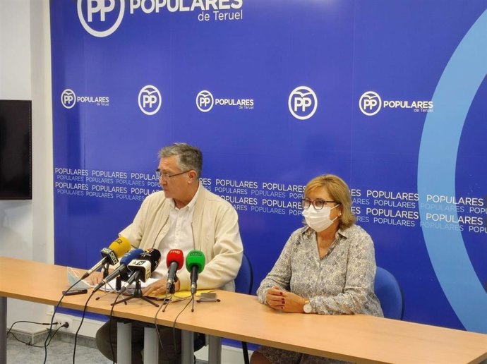 Los senadores turolenses del PP, Manuel Blasco y Carmen Pobo.