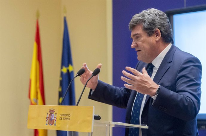 El ministre d'Inclusió, Seguretat Social i Migracions, José Luis Escrivá, ofereix una roda de premsa per a informar de les diferents mesures dirigides a millorar la prestació de l'Ingrés Mínim Vital, a Madrid.